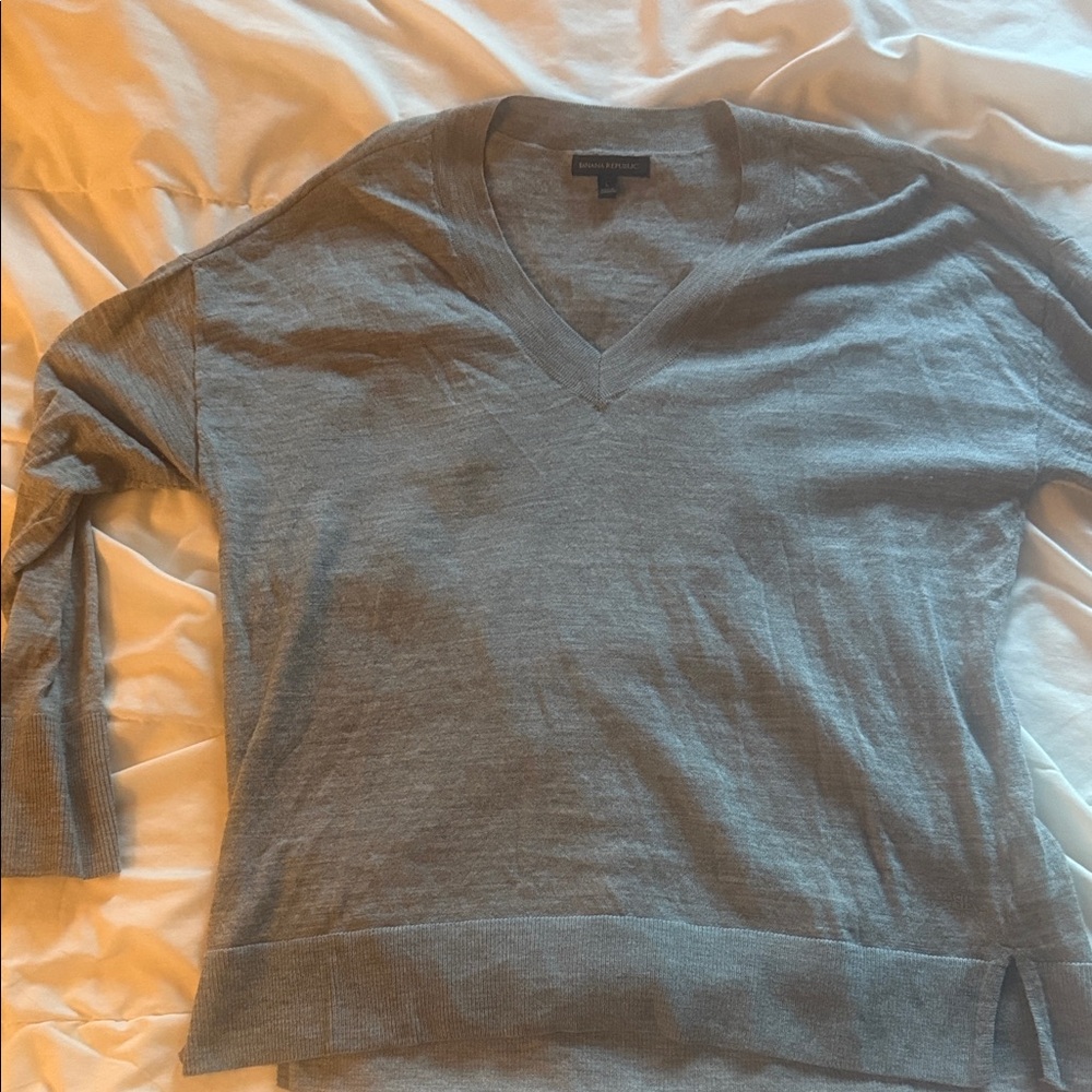 Banana Republic Light Gray Knit v-Neck Top - Picture 3 of 7